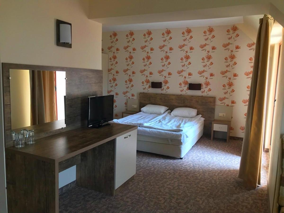 סאני ביץ' Hotel Lira מראה חיצוני תמונה